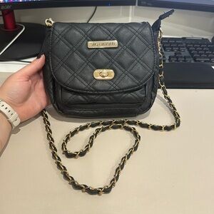 ***LIKE NEW*** Sag Harbor crossbody clutch bag in black and gold